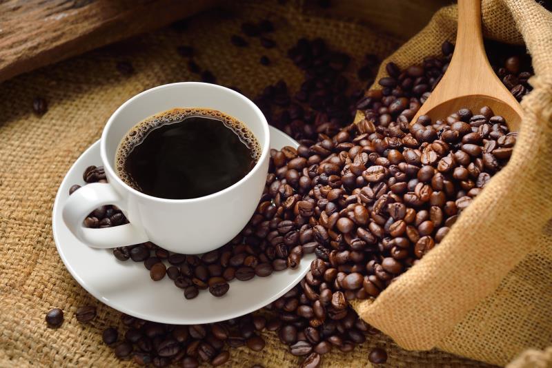  Taza y granos de café / Imagen de Diego Leite en Pixabay 