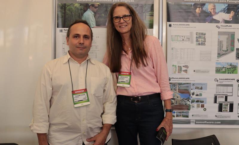  Guilherme Motta, director de AuE, con Martina Winters, una de las organizadoras del evento que habló con nosotros, por Enflor/Equipo de Cobertura de la Feria de Jardines